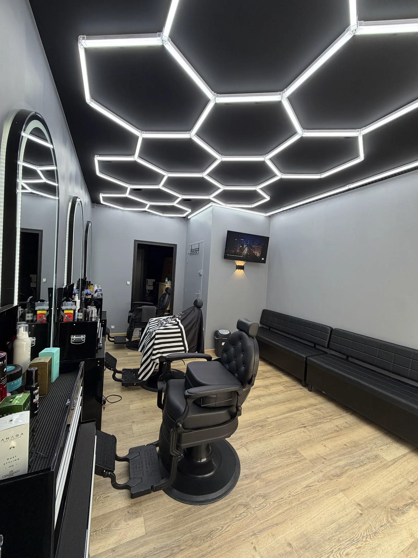 Fauteuil de coupe et miroirs lumineux à l’intérieur du salon