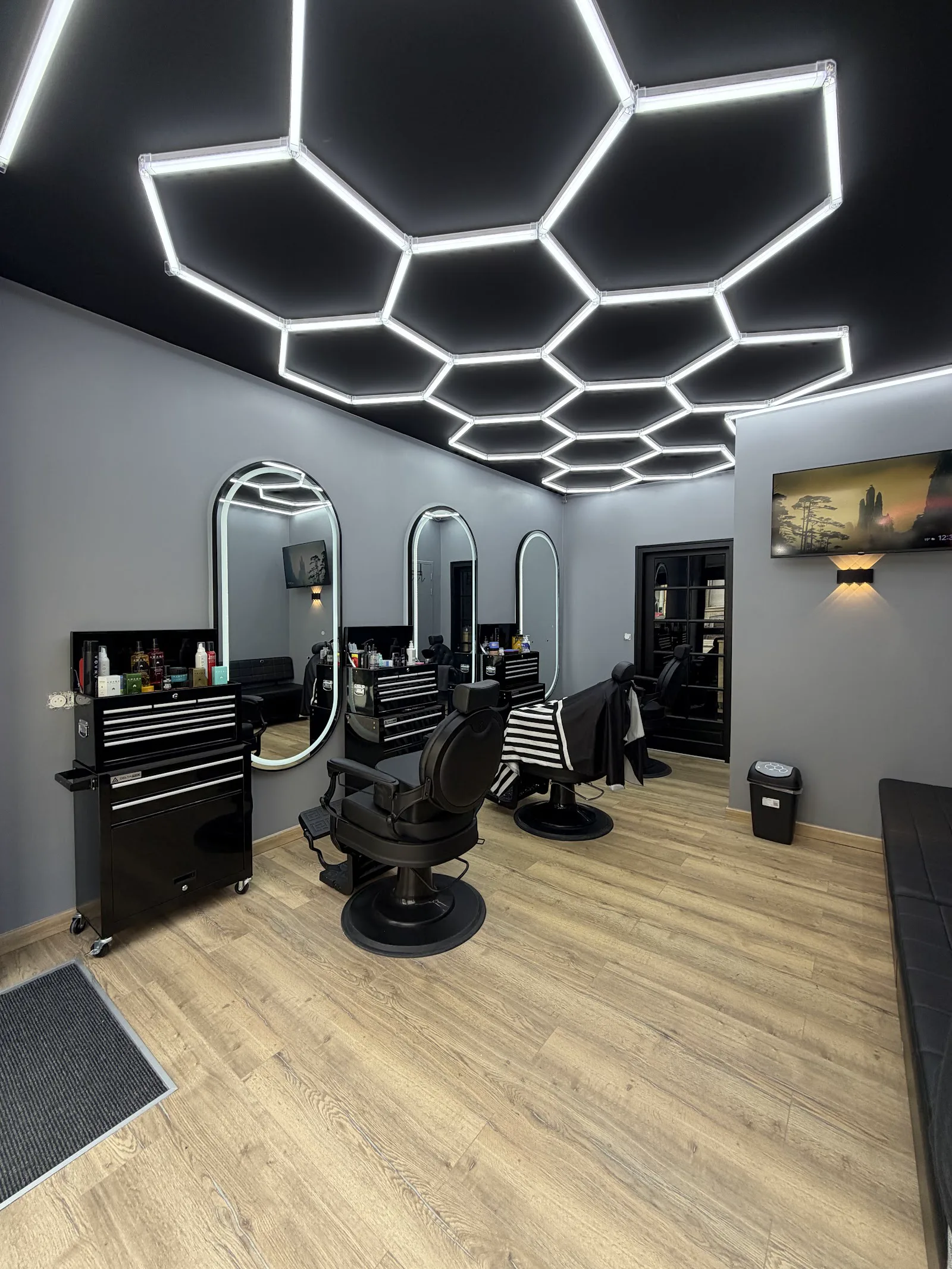 L’intérieur de Maestro coiff’ à Angers, fauteuils et miroirs du salon