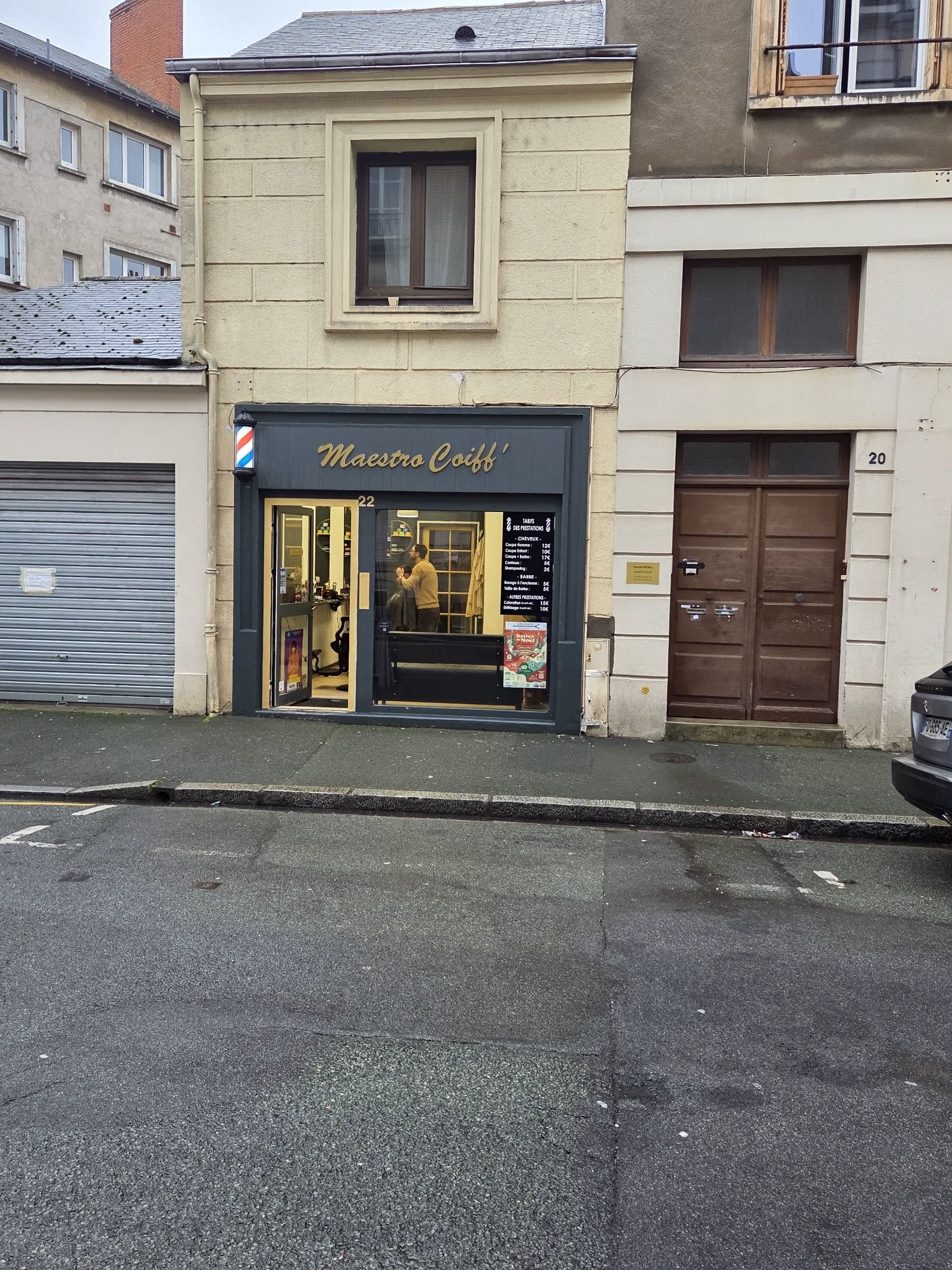 La devanture de Maestro coiff’ dans la rue d’Anjou à Angers